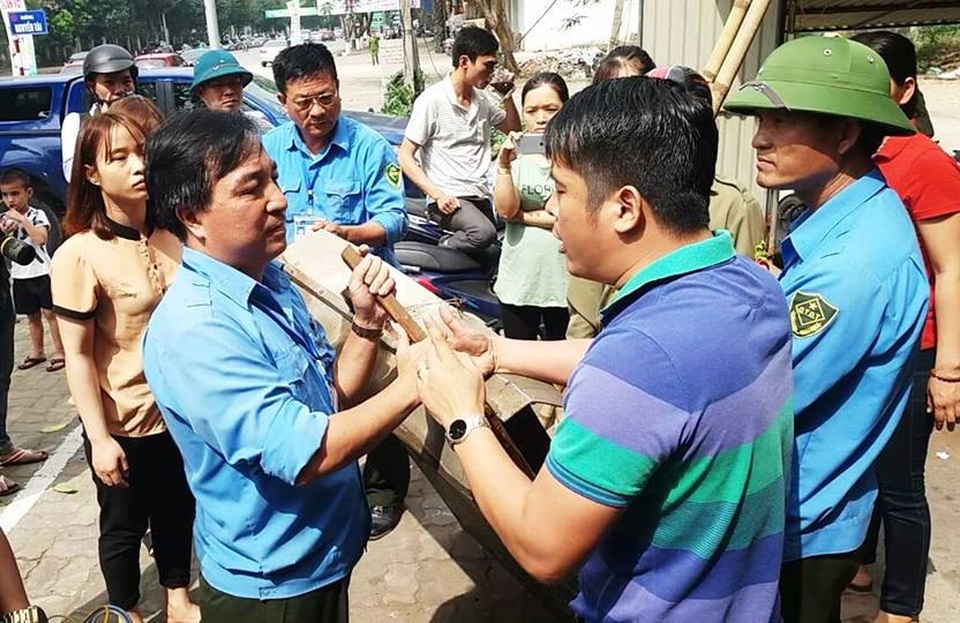 Giành lại vỉa hè ở TP Vinh: Căng thẳng trong ngày đầu ra quân - 6
Lực lượng chức năng phường Trường Thi tổ chức tháo dỡ biển quảng cáo một cửa hàng trên đường Hồ Tùng Mậu