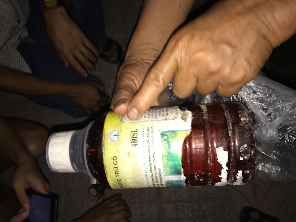 
Theo người dân, thuốc diệt cỏ mà công nhân tại đây sử dụng là NTPHOSATE 480SL.
