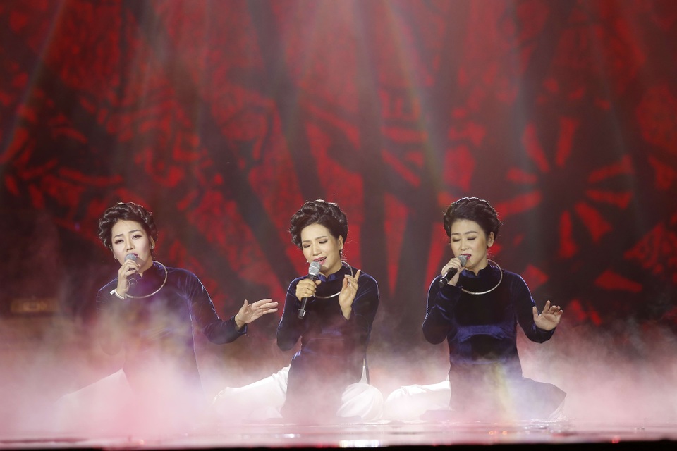 Diva Mỹ Linh bị run và căng thẳng khi song ca với NSƯT Tấn Minh - 4 Tiết mục Đêm ả đào.