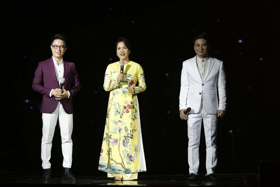 Diva Mỹ Linh bị run và căng thẳng khi song ca với NSƯT Tấn Minh - 1 Diva Mỹ Linh và NSƯT Tấn Minh giao lưu với MC Lê Anh ở giữ chương trình.