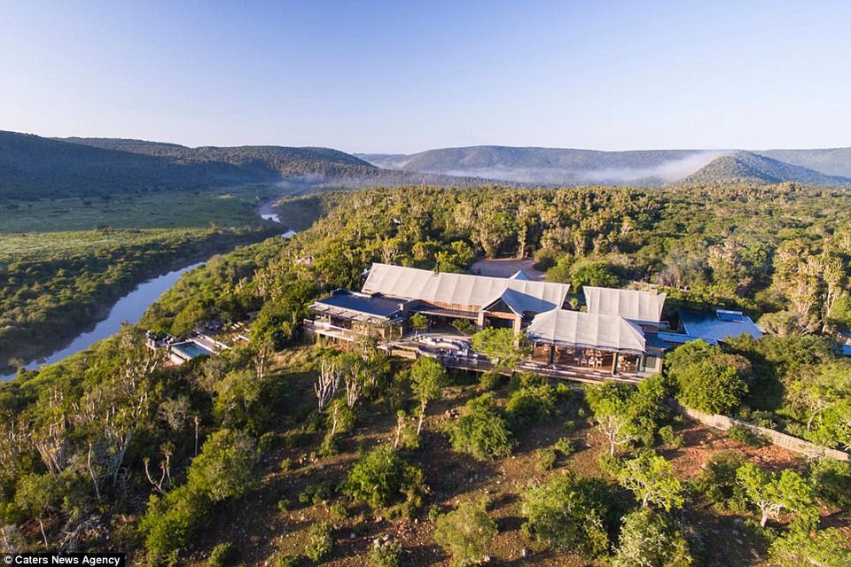 Căn biệt thự có “view” nhìn ra khắp cảnh thôn quê xung quanh, gần đó là một con sông chảy qua, công trình nằm trong một cánh rừng rộng 25.000 mẫu đất.