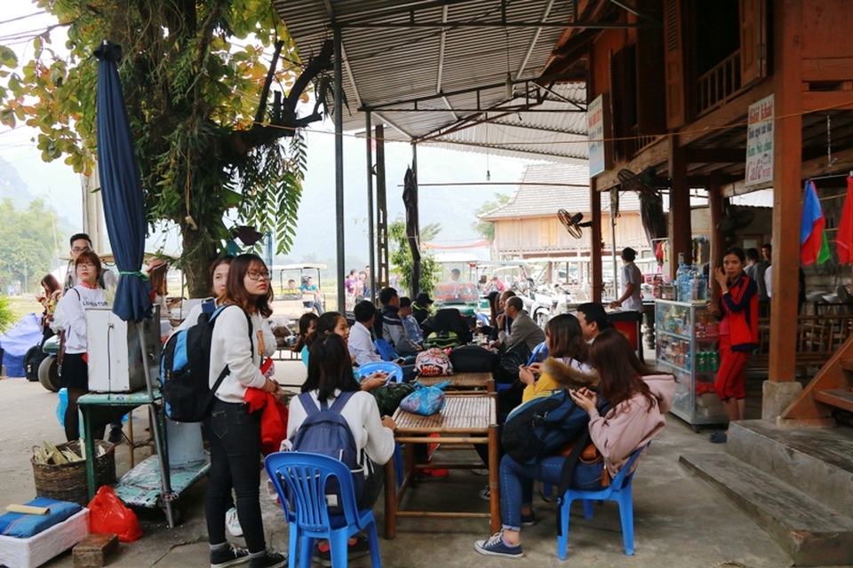 Bản Lác đông khách nhất là vào dịp cuối tuần. Không chỉ du khách nước ngoài, du khách ở Hà Nội mà nhiều bạn trẻ đang là sinh viên ở các trường cũng tìm đến bản Lác để được trải nghiệm cuộc sống của bà con vùng cao.