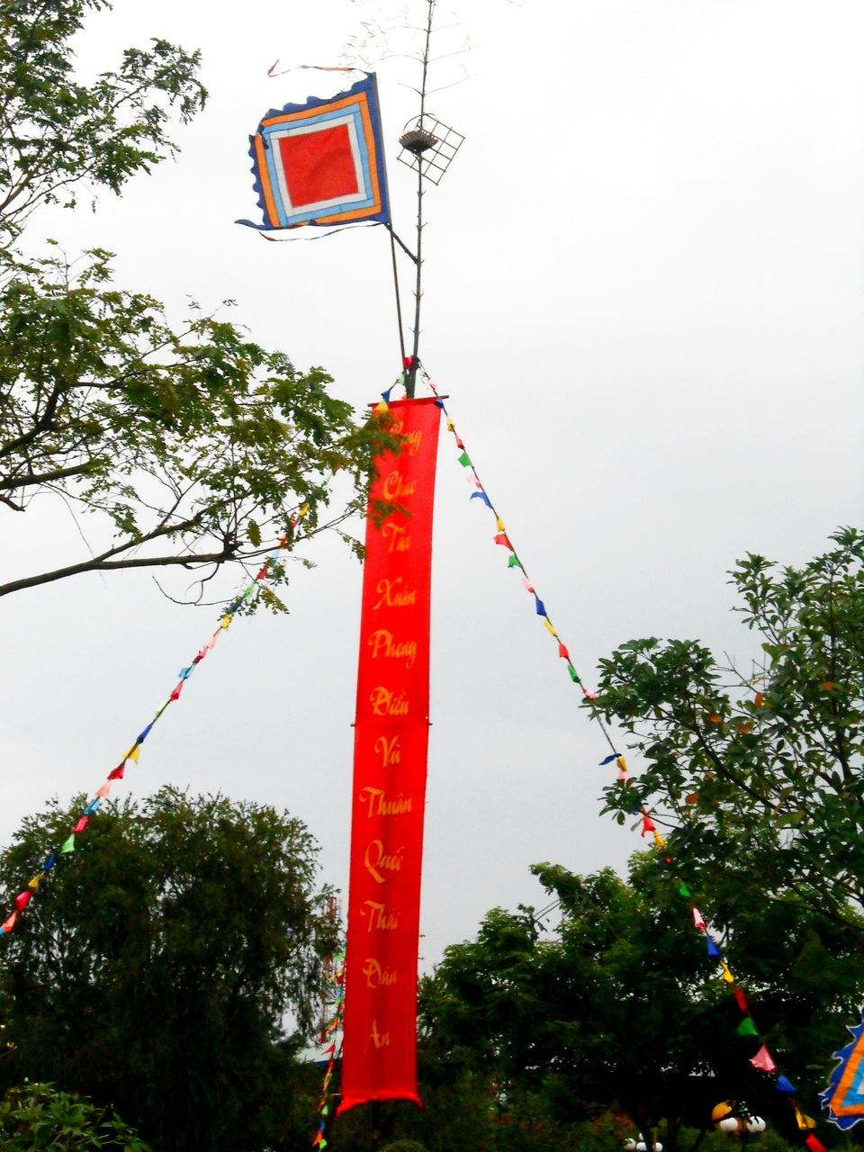 Cây nêu ngày tết được phục dựng để mọi người chiêm ngưỡng và hiểu thêm về văn hóa Việt Nam