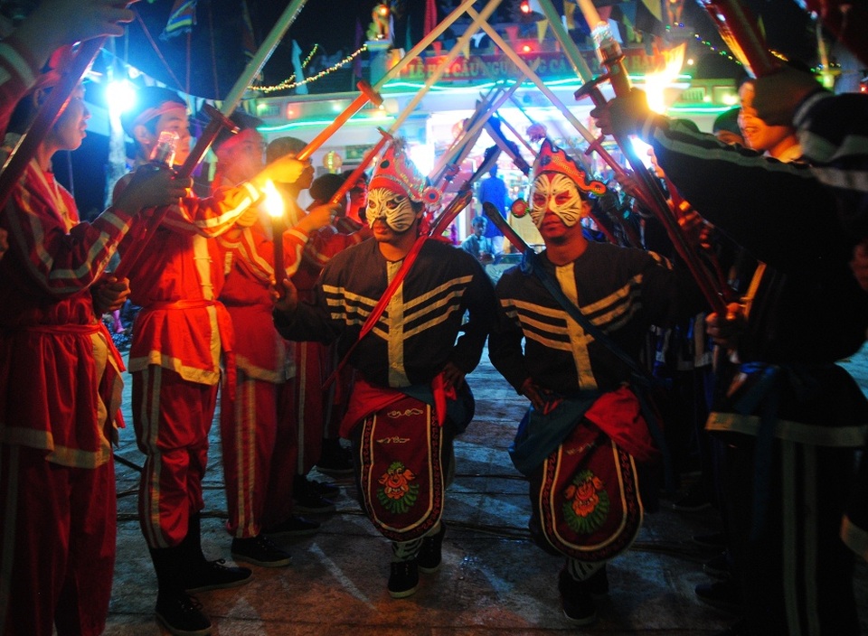 Múa gươm hầu thần trong lễ tế thần Nam Hải sau khi đọc xong văn tế thần