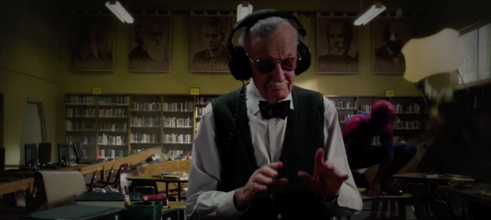 Stan Lee say mê nghe nhạc trong khi Người Nhện chiến đấu với Tiến sĩ Thằn lằn Dr. Curt Connors ngay sau lưng ông trong “The Amazing Spider-Man” (Người Nhện siêu đẳng - 2012).