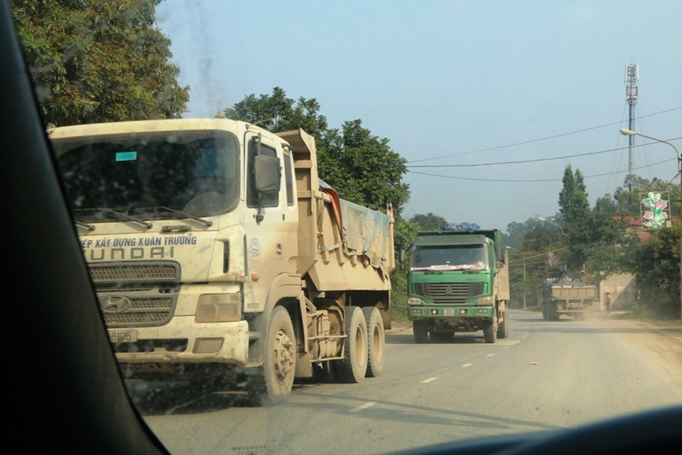 Ninh Bình: Xe tải hoành hành, quốc lộ 12B nát như… tương - 1 Từng đoàn xe tải tung hoành trên QL 12B đoạn qua thành phố Tam Điệp, tỉnh Ninh Bình.