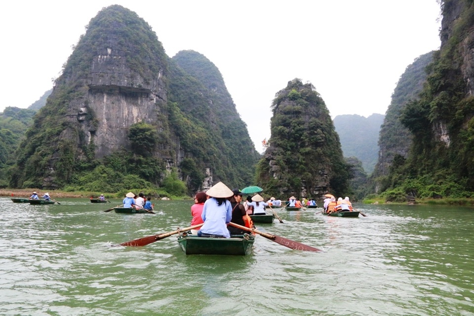 Du khách đổ về Tràng An đông nhất vào những tháng đầu năm. Để tham quan hết Tràng An, khách du lịch phải ngồi đò nhiều giờ trên sông ngắm những dãy núi đã vôi hùng vĩ và những hang động xuyên thủy tuyệt đẹp.