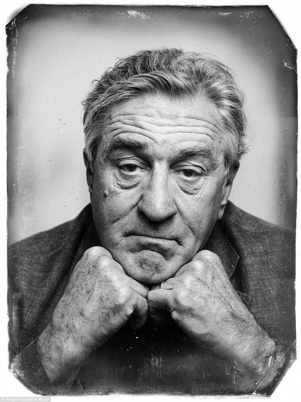 Nam tài tử Robert De Niro xuất hiện trong một bức hình đen trắng chụp cận cảnh gương mặt ông tại Cannes cách đây vài năm.