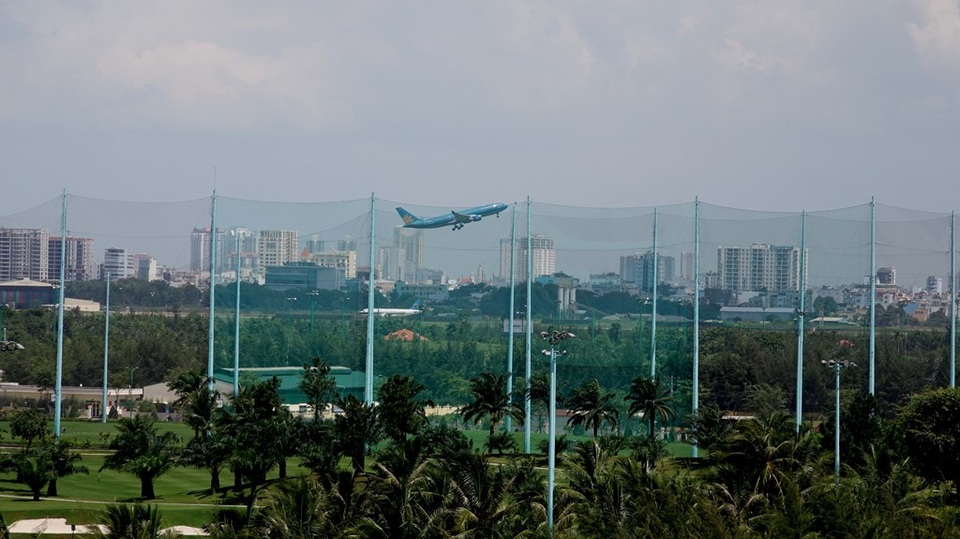 Cận cảnh sân golf VIP nằm trong… sân bay Tân Sơn Nhất - 15
Qua lớp rào lưới chắn bóng, có thể nhìn thấy máy bay đang cất cánh.