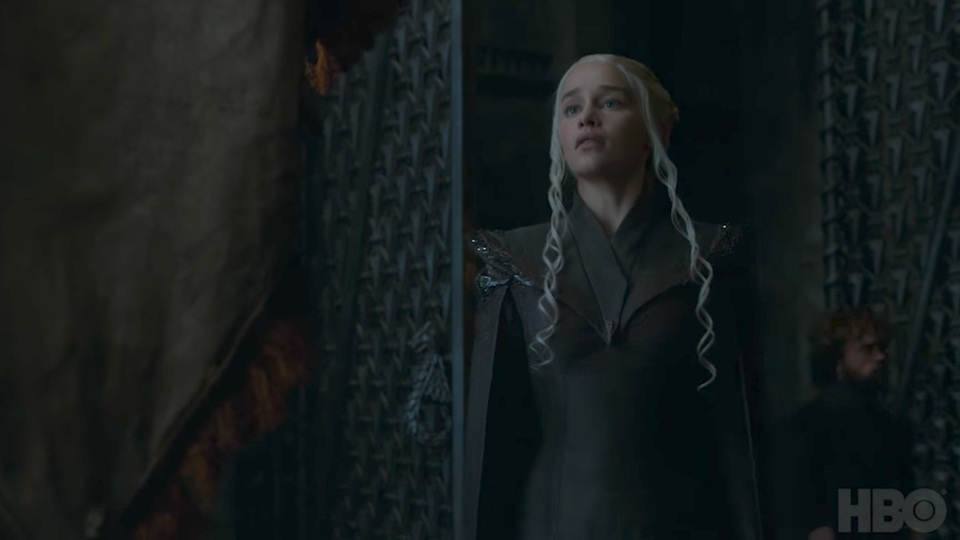 Khi Jon đang nói, hình ảnh của Daenerys bắt đầu xuất hiện, nàng bước đi trong lâu đài Dragonstone của gia tộc.
