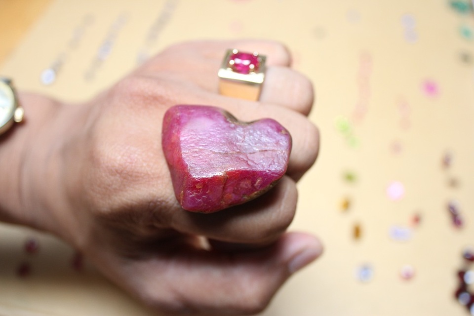 Chợ đá quý bạc tỷ "độc nhất vô nhị" ở Hà Nội - 4 Một viên ruby đỏ tự nhiên chưa qua chế tác của anh Nguyễn Ngọc Tú (Yên Bái) được rao bán 100 triệu. Đá có màu đỏ tự nhiên và có trọng lượng vào khoảng 160 cara có nguồn gốc tại mỏ đá Lục Yên (Yên Bái). Theo anh Tú, ruby ở Việt Nam có chất lượng cao bậc nhất thế giới, độ cứng chỉ sau kim cương. Một viên ruby đáng giá ngang ngửa viên kim cương cùng kích thước.