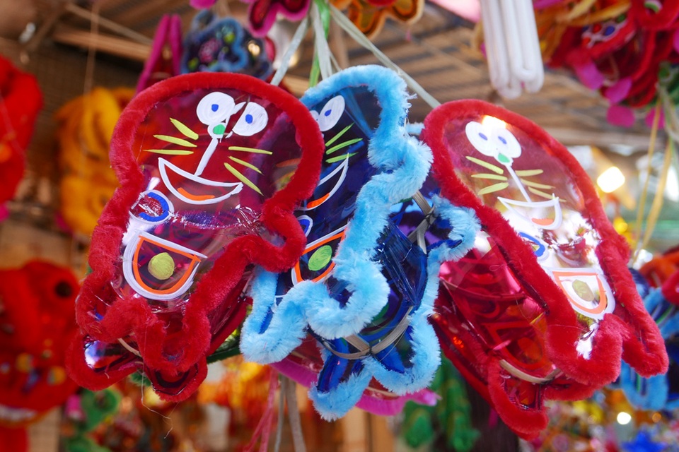 Đồ chơi Trung thu "made in Việt Nam" lên ngôi ở phố Hàng Mã - 5
Ngoài các mẫu mã quen thuộc như hình cá chép, con gà... người làm đèn cũng cập nhật những mẫu mới như hình chú mèo máy Doremon để thu hút trẻ em. Giá đèn lồng nan tre bóng kính khoảng 40.000 đồng.