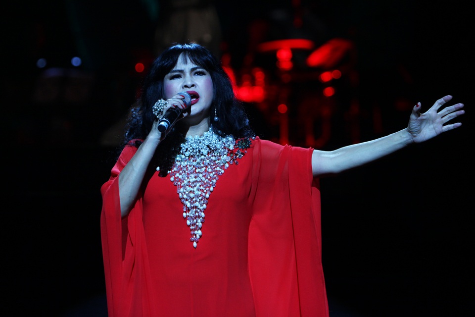 Diva Hồng Nhung nằm ngửa hát, Tùng Dương bật khóc trên sân khấu - 15
Thanh Lam rực lửa song ca với Tùng Dương Một khúc sông Hồng. Chị solo ca khúc Này chân đất ơi!