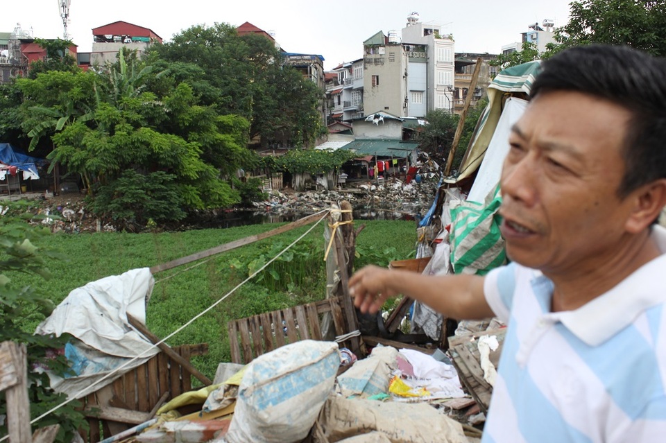 Cận cảnh hồ "bẩn nhất Hà Nội" - 3
Ông Đoàn than thở nỗi khổ khi ở cạnh hồ ô nhiễm.