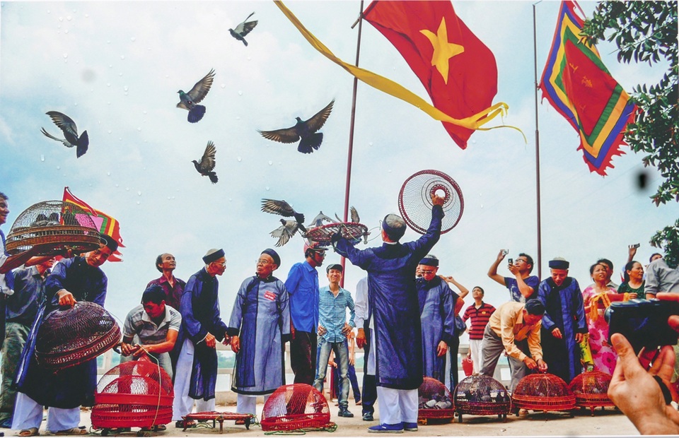 
Thả chim bồ câu trong một sự kiện văn hoá ở Hà Nội - khoảnh khắc thể hiện ước vọng hoà bình. Ảnh của tác giả An Khang.
