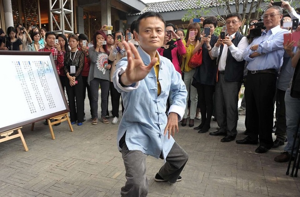 Jack Ma đánh võ với Chân Tử Đan, song ca với Vương Phi - 4 Jack Ma thực hiện một số động tác trong lần ghé thăm lớp dạy Thái Cực Quyền ở Hàng Châu.