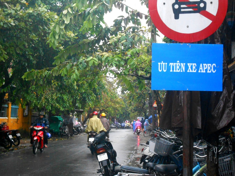 Hội An khẩn trương dọn dẹp sau mưa bão, chuẩn bị cho sự kiện APEC - 14
Nhiều tuyến đường cơ bản đã được dọn sạch.
