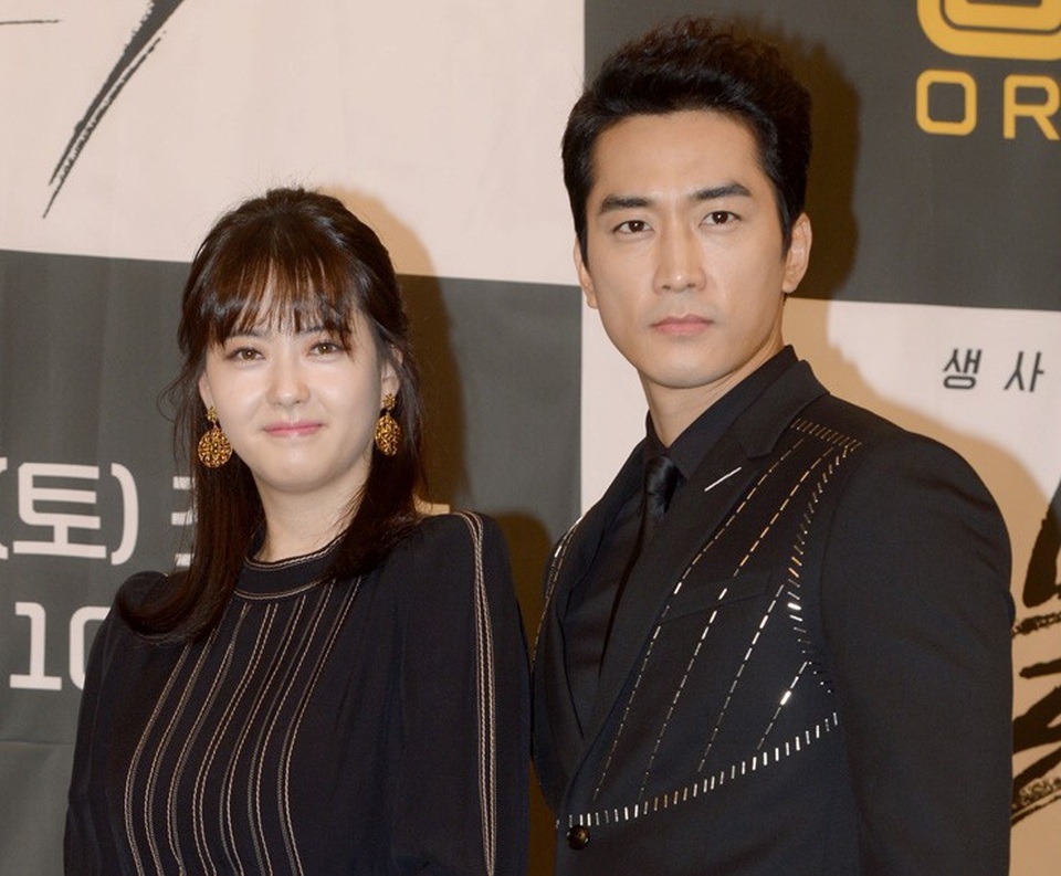 Nhiều ý kiến về những cuộc tình “chú cháu” trong phim Hàn - 2 Song Seung-heon (41 tuổi) diễn cặp với nữ diễn viên Go Ara (27 tuổi) trong phim “Black” (Thần Chết)
