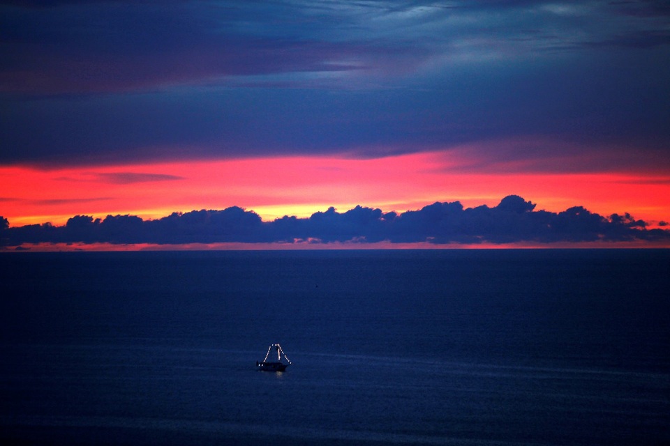 Con thuyền trong ánh chiều tà trên vùng biển thuộc thành phố Fortaleza, Brazil. (Ảnh chụp ngày 23/4)