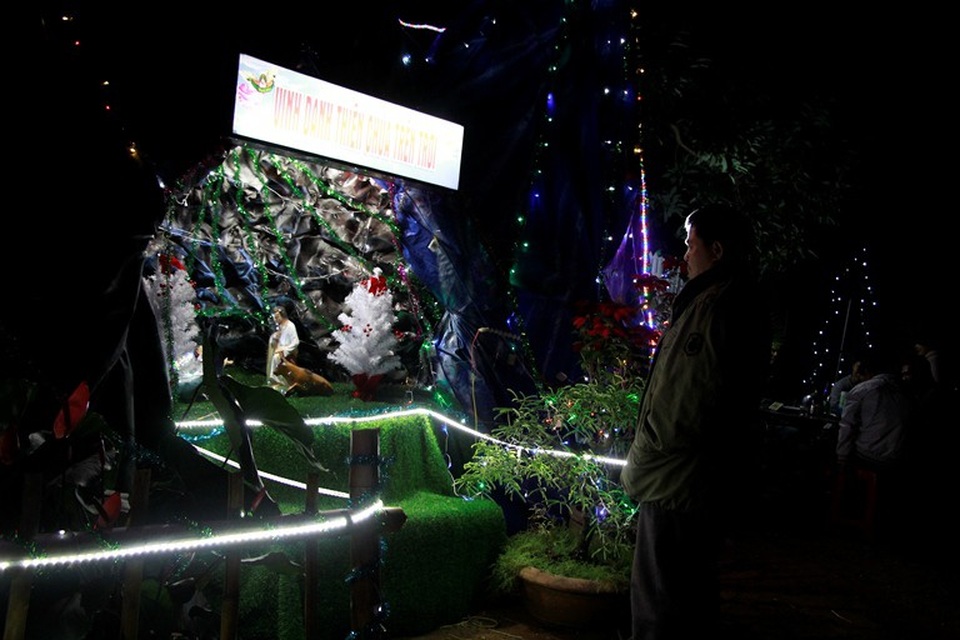 Giáo dân nguyện cầu bên hang đá