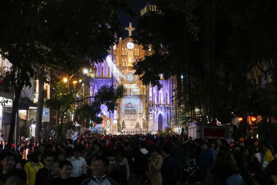 Biển người ở phố đi bộ hồ Gươm đón Giáng sinh - 5
Nhà thờ Lớn sáng rực trong buổi tối lễ quan trọng nhất trong năm đối với người Công giáo.