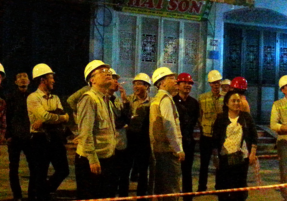 Ba toa tàu được đưa trơn tru lên đường sắt trên cao - 11
Mỗi toa tàu được cẩu lên khỏi mặt đất, người dân chứng kiến, cũng như các kỹ sư giám sát đều căng như dây đàn hồi hộp chờ đợi kết quả
