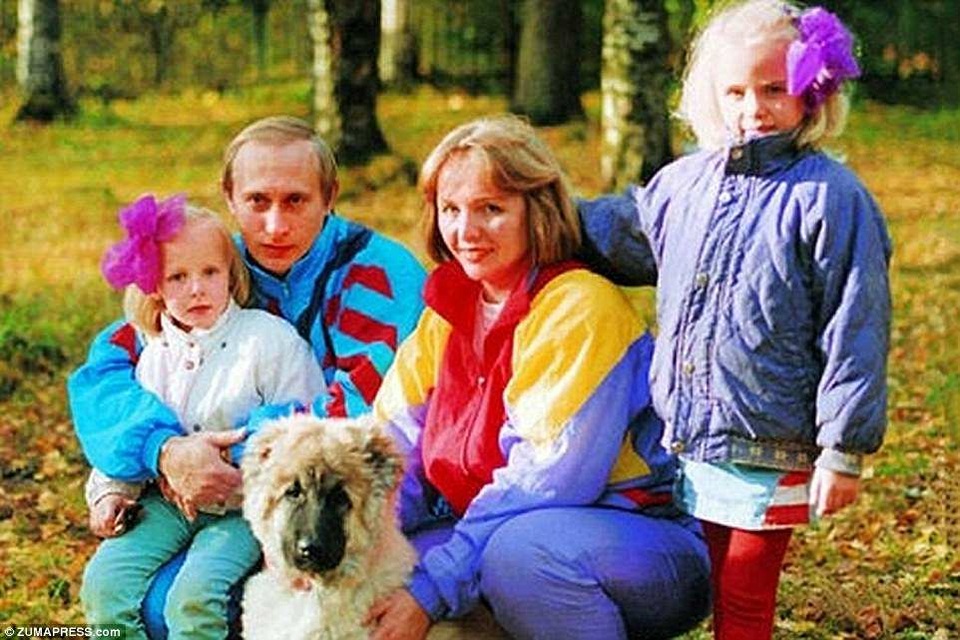 Ảnh hiếm của Tổng thống Putin thời trẻ - 14
Một bức ảnh của gia đình ông Putin vào khoảng đầu những năm 1990.
