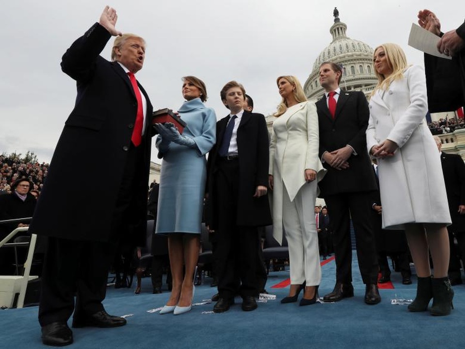 6 tháng đầu tiên đầy "sóng gió" của Tổng thống Trump tại Nhà Trắng - 2 Ông Trump đọc lời tuyên thệ trước Thẩm phán Tòa tối cao Justice John Roberts, chính thức trở thành Tổng thống thứ 45 của Mỹ ngày 20/1/2017. (Ảnh: Reuters)