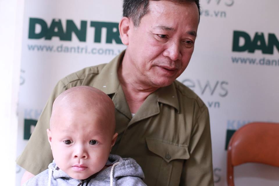 Bác rưng rưng nhớ lại hình ảnh người cháu nội của mình đã mất vì bệnh tim.