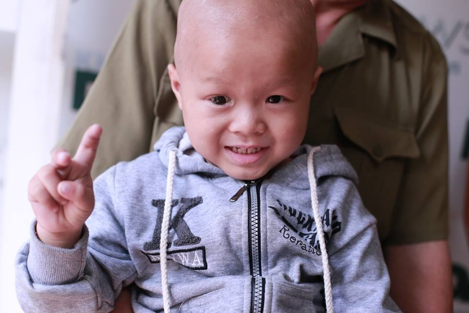 Em tăng cân, phát triển tốt, ngoan ngoãn nên ai cũng yêu.