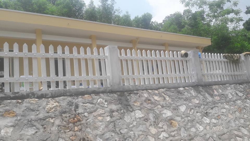 Khe Rịa và Khe Cái đã có trường mới - 7
Tường rào được xây dựng kiên cố, sạch đẹp