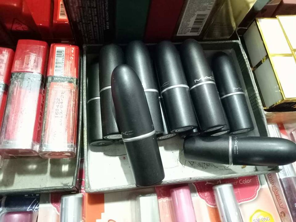 Son “hàng hiệu” giá 10 nghìn/thỏi bán tràn lan ở các chợ Hà Nội - 2 Nếu quan sát kỹ các loại son này đều không có bao bì, nguồn gốc xuất xứ. Một số thỏi đã bị chảy nước loang lổ, chữ của các thương hiệu ghi bên ngoài cũng mờ nhạt. (Ảnh: Hà Trang)