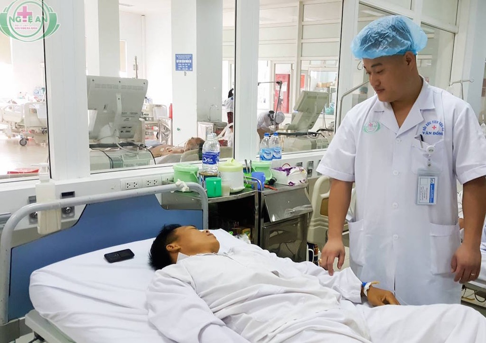 Suýt mất mạng vì uống nước lá chữa táo bón - 1 Bệnh nhân N. may mắn được cấp cứu kịp thời nên đã qua cơn nguy kịch.