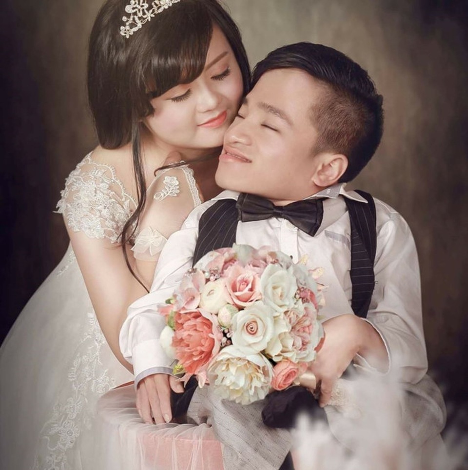 Đám cưới đẫm nước mắt của chàng trai xương thủy tinh và cô gái Nghệ An xinh đẹp - 5 Ảnh cưới của đôi bạn trẻ được một tờ báo tại Nghệ An đài thọ chi phí trong khi bà con làng xóm cũng đóng góp, ủng hộ để đám cưới diễn ra trọn vẹn.