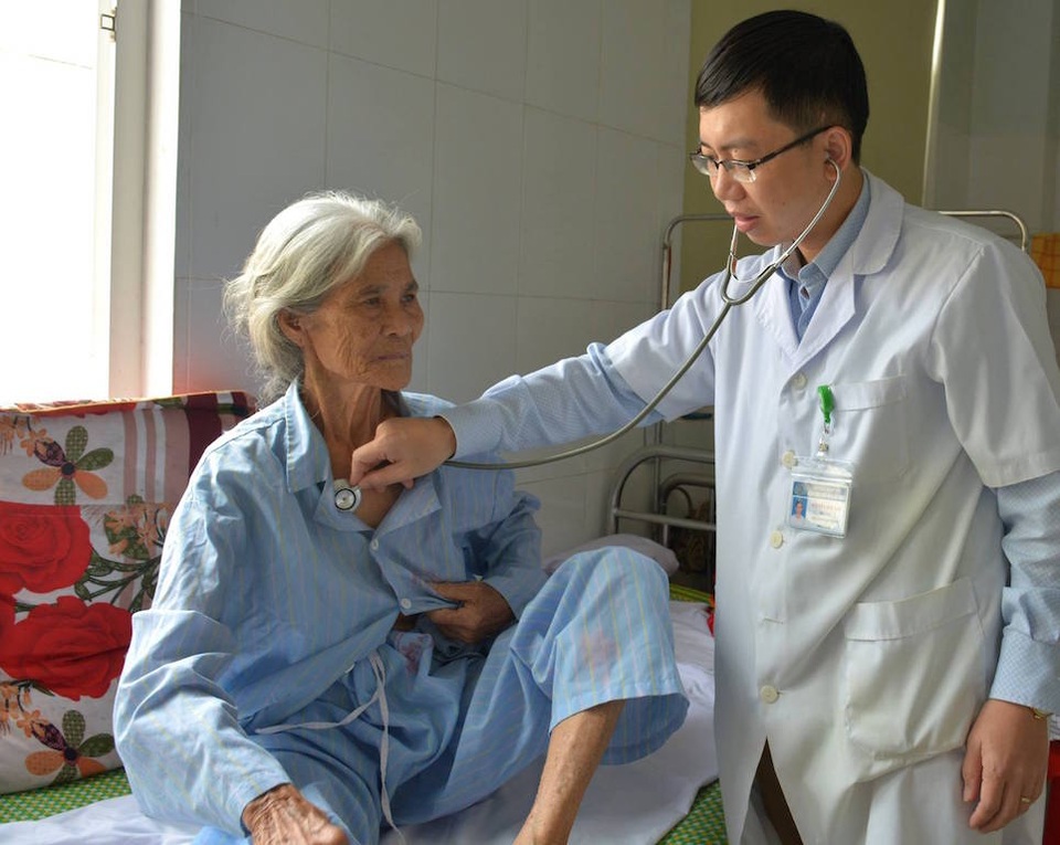 Cụ bà 84 tuổi ngừng tim ngoại viện được cứu sống một cách kỳ diệu - 1 Bác sỹ đang kiểm tra lại cho cụ Hoan sau khi được cứu sống (Ảnh: Hoàng Yến)
