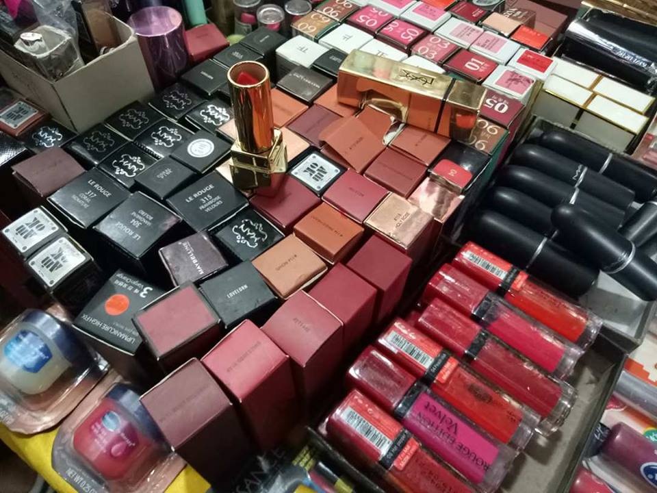 Son “hàng hiệu” giá 10 nghìn/thỏi bán tràn lan ở các chợ Hà Nội - 1 Có đến hàng chục các thương hiệu son nổi tiếng được bày bán trong đó giá rẻ chỉ bằng 1/10 so với son chính hãng được bày bán trong siêu thị. (Ảnh: Hà Trang)