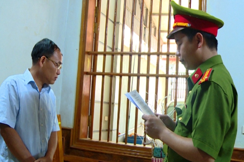 Bắt tạm giam nguyên kế toán trường nội trú vì tham ô - 1 Cơ quan điều tra đọc lệnh bắt tạm giam Trịnh Hồng Xuân