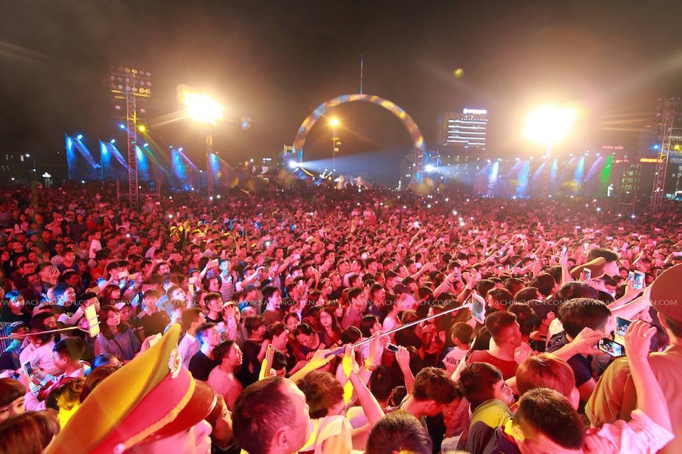 Chủ tịch nước Trần Đại Quang đánh trống khai hội du lịch Cửa Lò 2017 - 5 Đông đảo du khách, khán giả tham dự Lễ khai mạc du lịch Cửa Lò 2017. (Ảnh: Sách Nguyễn)