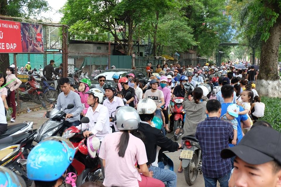 Mọi ngả đường dẫn về công viên Thủ Lệ đều trong tình trạng ùn tắc kéo dài. (Ảnh: Hà Trang)