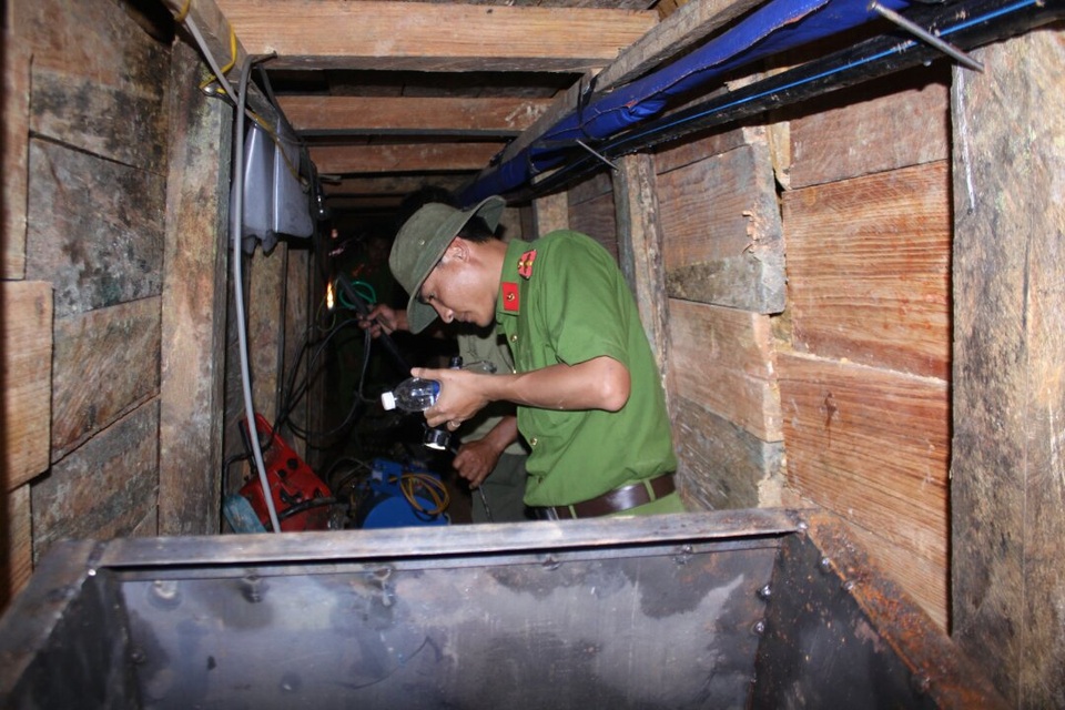Nổ mìn san lấp 2 đường hầm dài 70m nằm sâu trong núi - 2 Hầm khai thác thiếc được đào sâu vào trong núi, được các thiếc tặc ngụy trang kỹ lưỡng (ảnh: Lê Tiến)