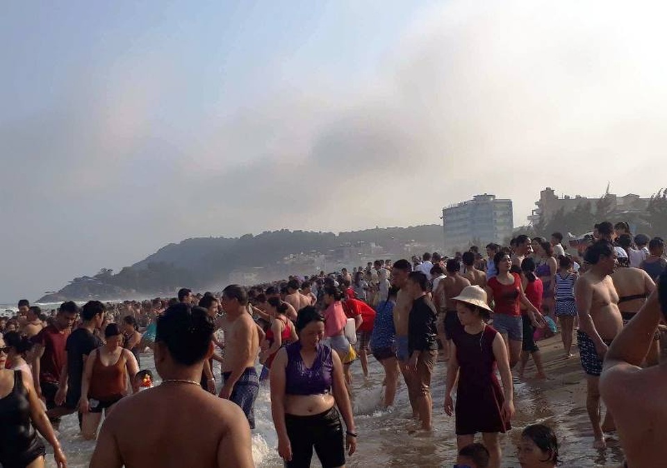 Nhiều người xuống biển nhưng không tắm được vì lượng du khách tại đây quá đông