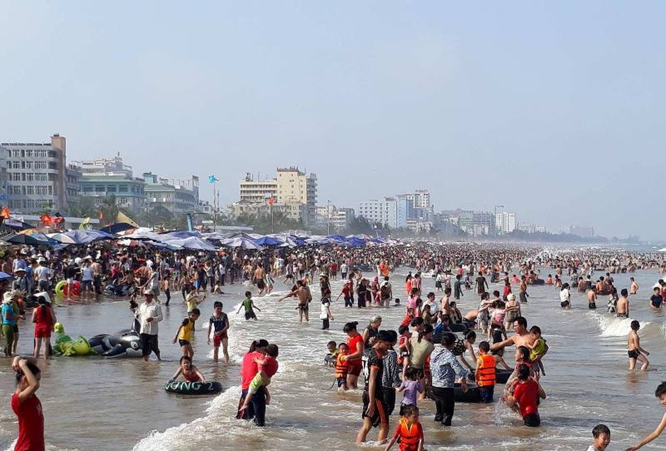 Khung cảnh du khách tắm biển như thế này khiến nhiều người chưa từng đến Sầm Sơn khó có thể tượng tưởng được