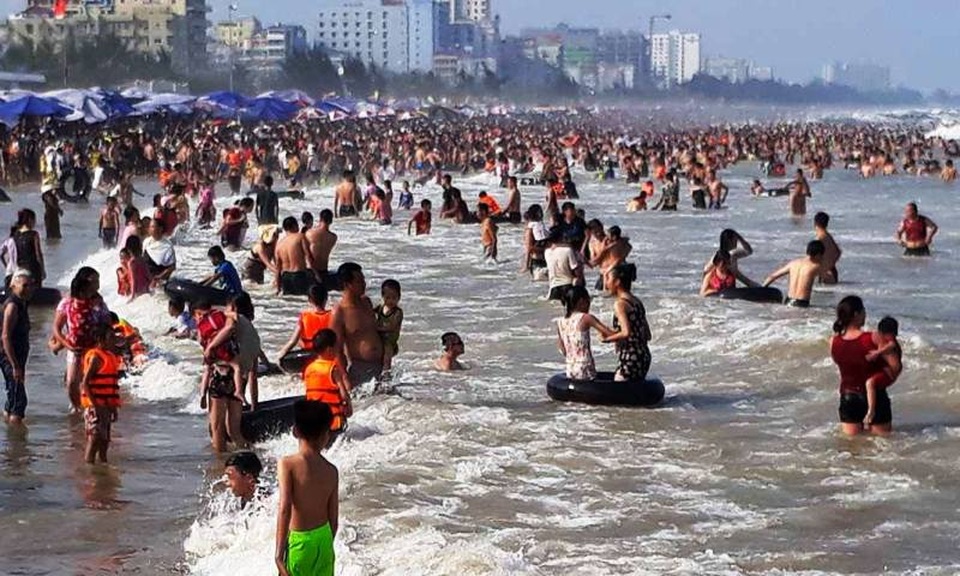 Thời tiết nắng nóng, hơn nữa, đang là thời điểm nghỉ lễ nên những ngày này, lượng du khách đổ về Sầm Sơn rất lớn, khiến các bãi tắm bị quá tải