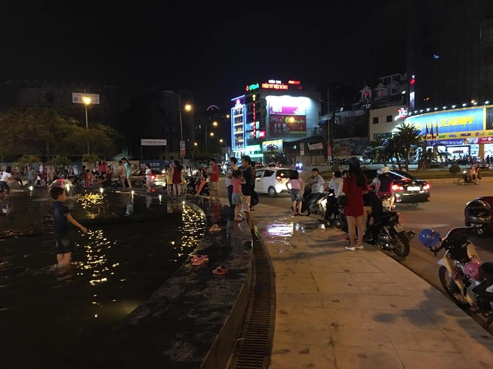 Hồ nước tại cột đồng hồ hoành tráng biến thành... “công viên nước”! - 1 Cứ tối đến là khu vực Cột đồng hồ lại đông người đến