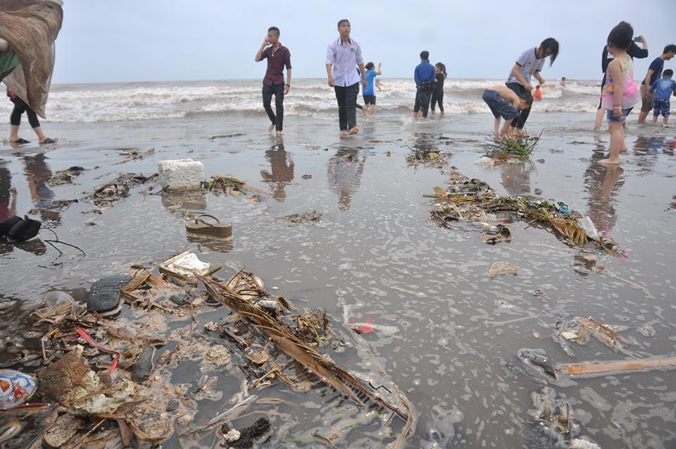 Rác thải ùn thành từng đống, nổi váng bốc mùi hôi thối rất khó chịu