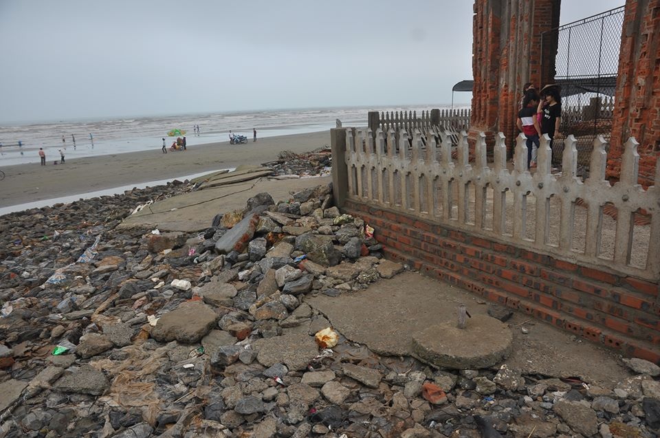 Xung quanh khu vực các kè đá nứt nẻ, vỡ vụn