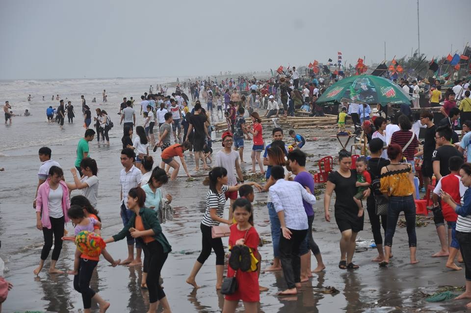 
Vào những ngày cuối tuần và nghỉ lễ, khu vực này thu hút hàng nghìn lượt du khách về tham quan. Trong dịp 30/4 - 1/5 vừa qua, các bãi tắm xung quanh khu vực nhà thờ đổ luôn chật kín người.
