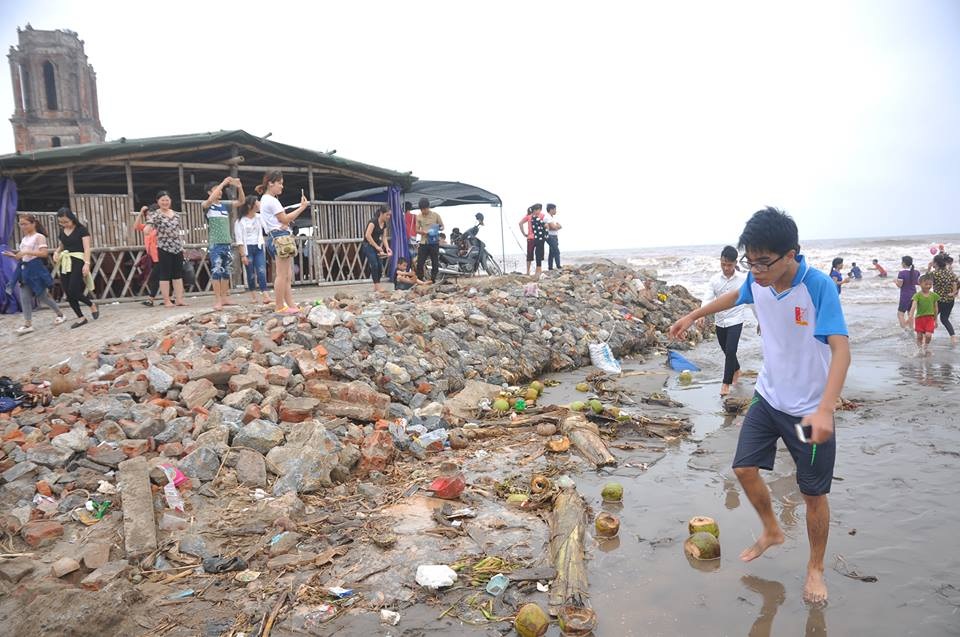 Tuy nhiên, nhiều người vô tư xả rác tràn lan khiến nơi đây trở lên nhếch nhác, phản cảm