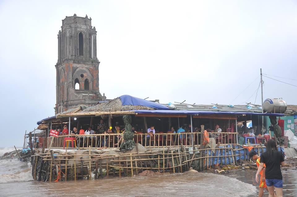 Nhà thờ đổ thu hút đông người nhất vào những dịp lễ tết và cuối tuần. Xung quanh điểm tham quan này, hàng loạt các dịch vụ, hàng quán cũng được mở ra để phục vụ du khách.