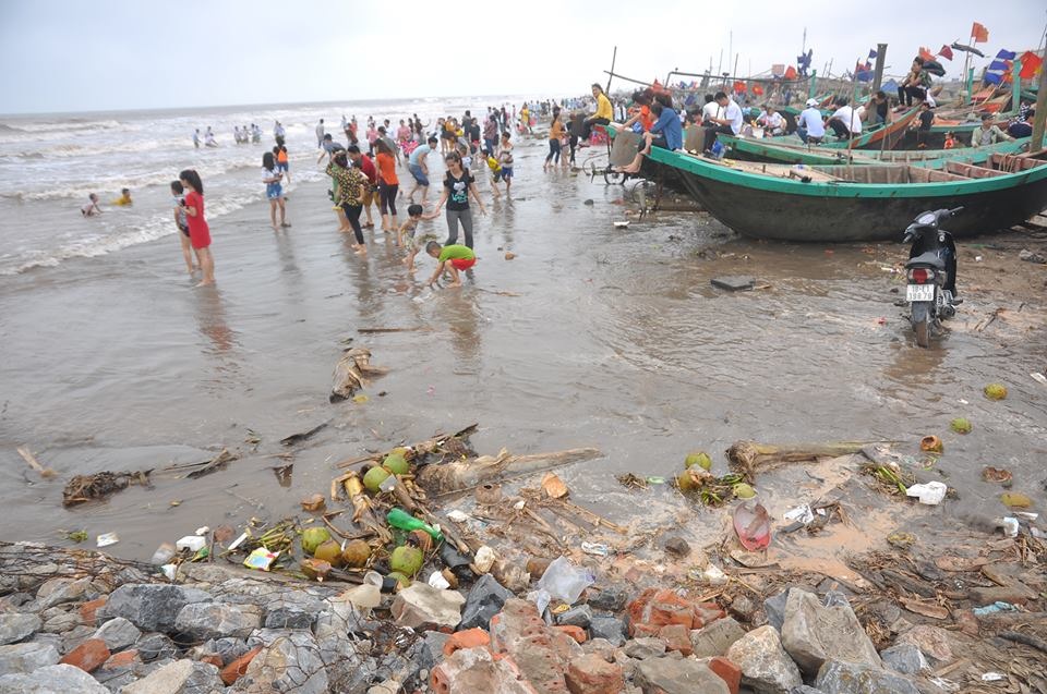Điều đáng nói, nhiều du khách vui đùa, tắm biển ngay cạnh những bãi rác trông rất mất vệ sinh.